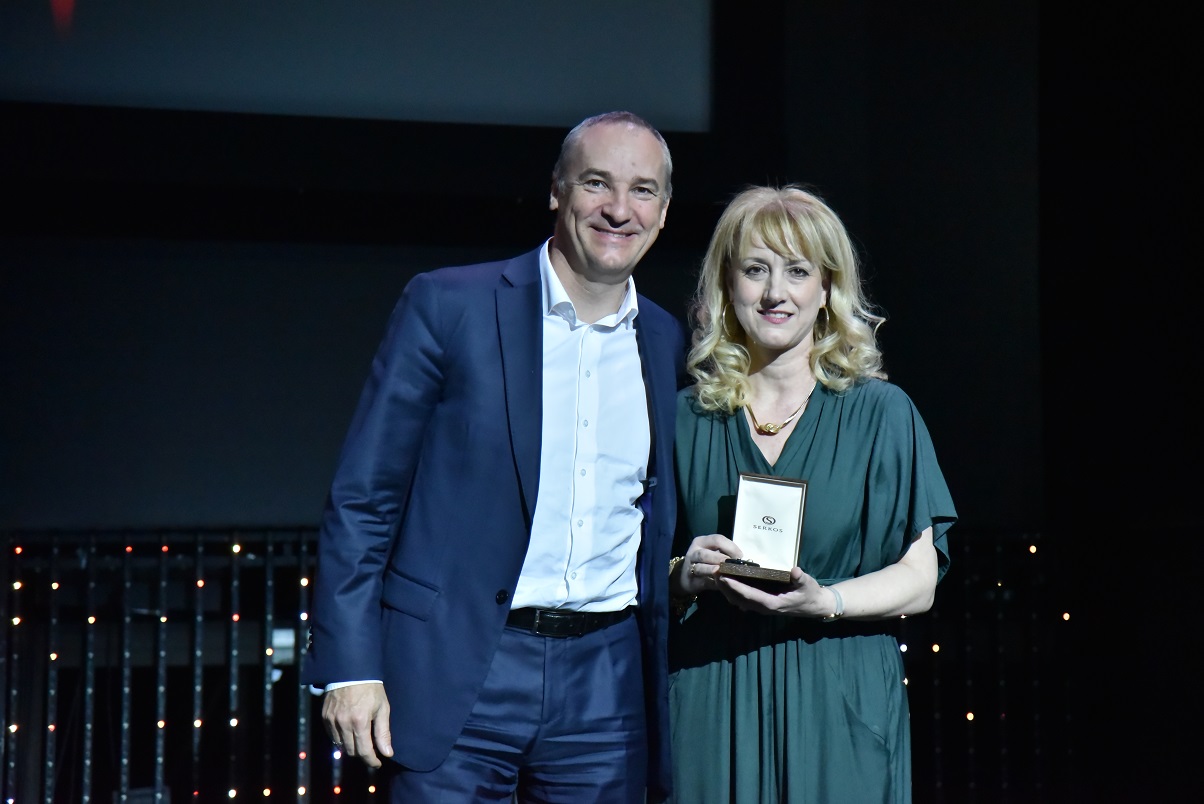 Ο CEO του Sazka Group, Ρόμπερτ Σβάταλ με μία από τις νικήτριες της βραδιάς