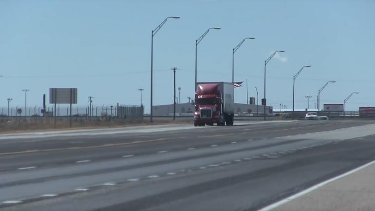 Φορτηγό τουμπάρει από ισχυρούς ανέμους