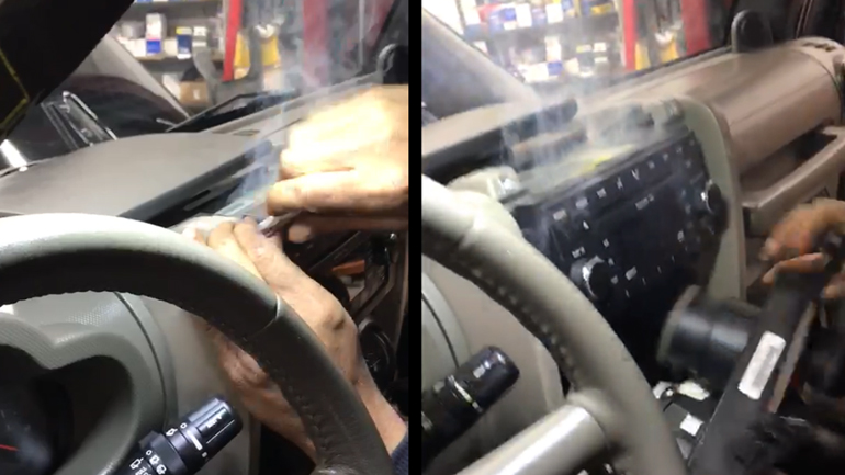 Το ραδιόφωνο ενός αυτοκινήτου παίρνει φωτιά