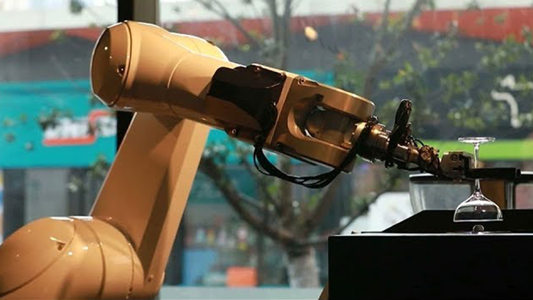 Μπάρμαν – ρομπότ φτιάχνει κοκτέιλ