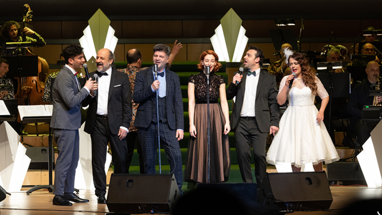 «Ο διαχρονικός Γιώργος Μουζάκης» – Μία παράσταση γεμάτη λάμψη, μπρίο και υψηλή αισθητική