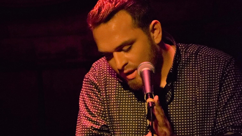 Ο Αντώνης Αθανασίου στη μουσική σκηνή Σφίγγα