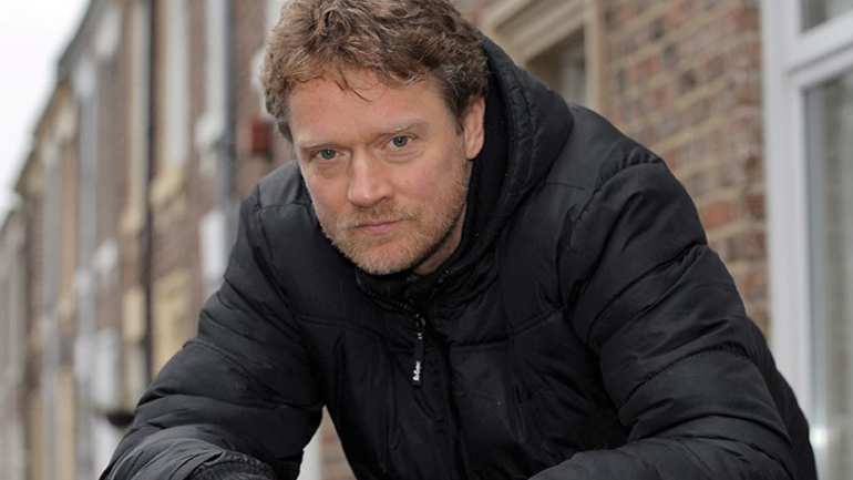 O Torben Betts, o συγγραφέας των «Άτρωτων», έρχεται στο Aγγέλων Bήμα