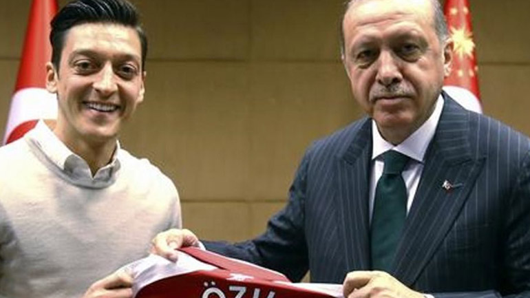 Ο Ερντογάν επίσημος προσκεκλημένος στον γάμο του πρώην διεθνούς ποδοσφαιριστή της Γερμανίας Μεσούτ Οζίλ