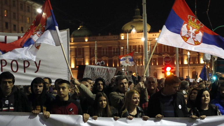 Σερβία: Διαδηλωτές εισέβαλαν στο κτήριο της δημόσιας τηλεόρασης Σερβία: Διαδηλωτές εισέβαλαν στο κτήριο της δημόσιας τηλεόρασης