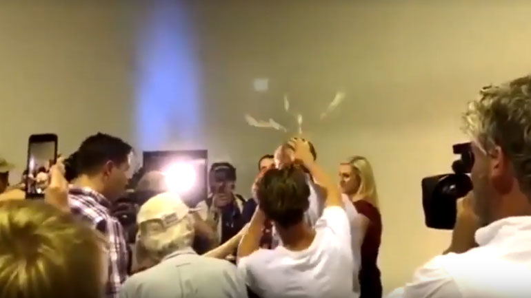 Έφηβος έριξε αυγό σε γερουσιαστή που κατηγόρησε τους μουσουλμάνους για το μακελειό στη Ν. Ζηλανδία