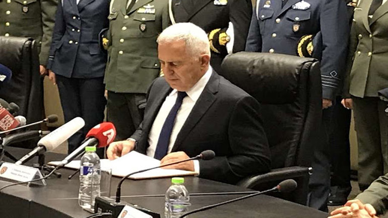 Ο Ε. Αποστολάκης και ο Αρχηγός ΓΕΝ νονοί στο πρώτο παιδί που γεννήθηκε με τη  συνδρομή ΔΜΙΥΑ