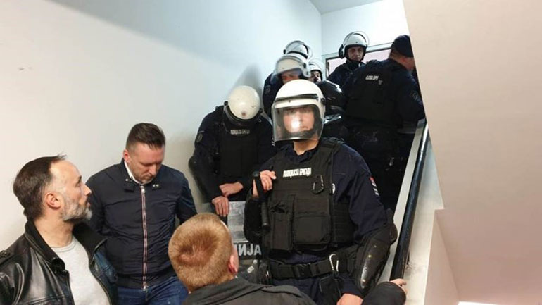 Σερβία: Η αστυνομία άρχισε να εκκενώνει το κτήριο της δημόσιας τηλεόρασης Σερβία: Η αστυνομία άρχισε να εκκενώνει το κτήριο της δημόσιας τηλεόρασης