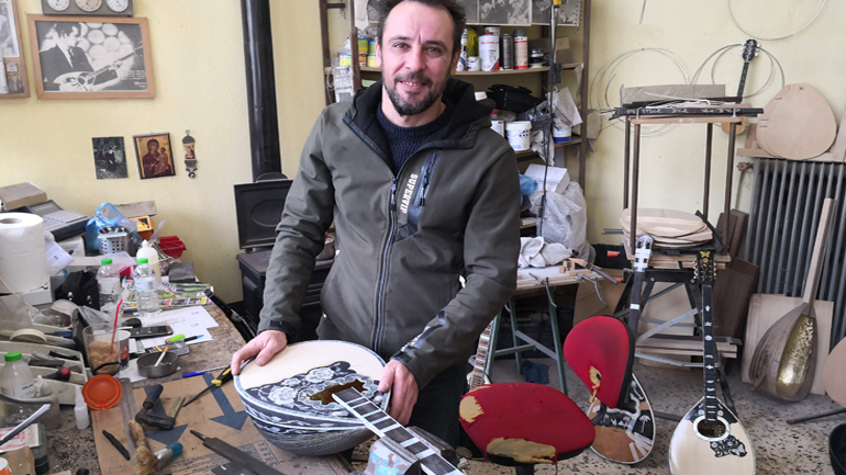 Τα μπουζούκια που ταξιδεύουν από τα Τρίκαλα σε όλο τον κόσμο