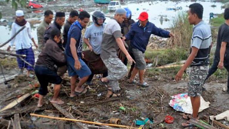 Ινδονησία: Τους 60 έφτασαν οι νεκροί από τις θεομηνίες