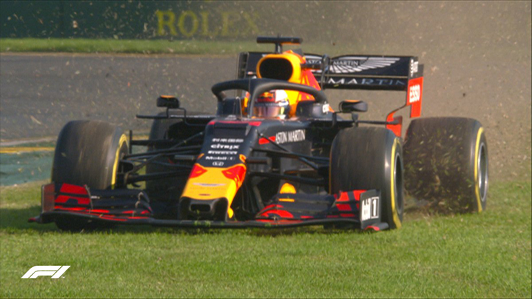 Βάθρο για τον Verstappen με Red Bull ο οποίος αν δεν είχε αυτή τη μικρή έξοδο λίγους γύρους πριν το πέσιμο της καρό σημαίας ίσως τον βλέπαμε και στη 2η θέση...