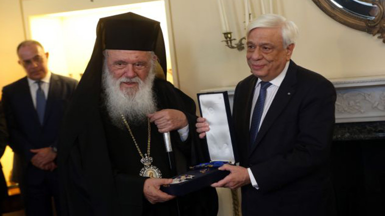 Παρασημοφόρηση Αρχιεπισκόπου Ιερώνυμου από τον ΠτΔ με τον Μεγαλόσταυρο του Τάγματος της Τιμής