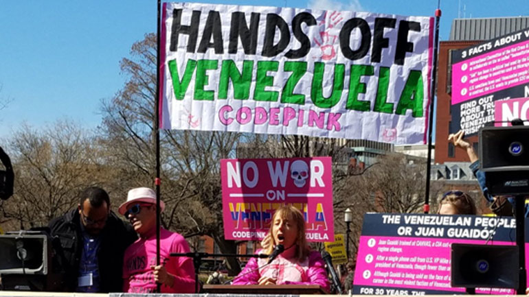 «Κάτω τα χέρια από τη Βενεζουέλα»: Διαδήλωση έξω από τον Λευκό Οίκο