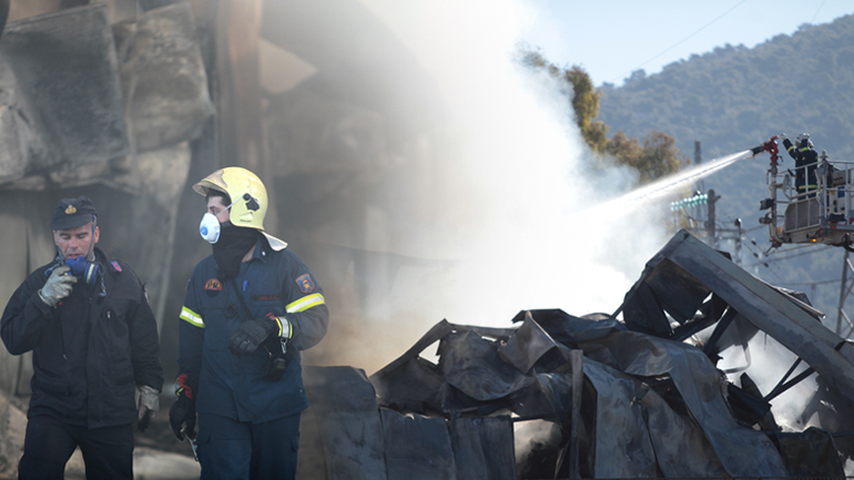 Μεγάλη φωτιά σε αποθήκη χαρτικών στα Γλυκά Νερά Μεγάλη φωτιά σε αποθήκη χαρτικών στα Γλυκά Νερά