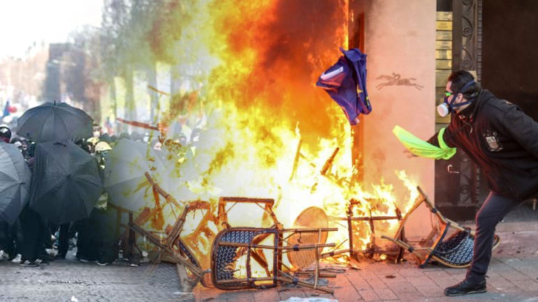 Ο Μακρόν στα “σχοινιά” με τα “κίτρινα γιλέκα” στους δρόμους