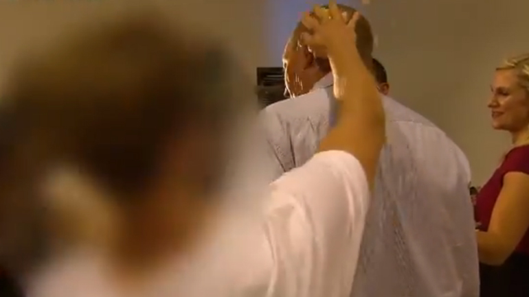 Η στιγμή που νεαρός ρίχνει αβγό στο κεφάλι γερουσιαστή