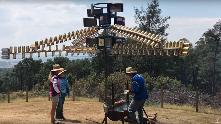 Τρελή πατέντα σούβλας που γυρίζει με τον άνεμο