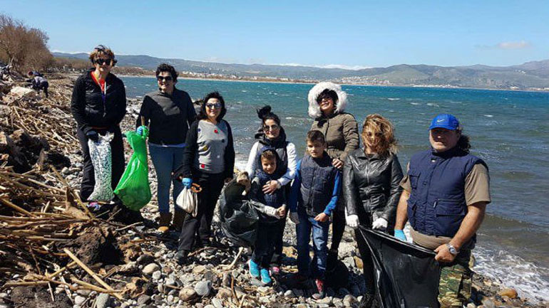 Χανιά: Εθελοντές καθάρισαν την παραλία στον Ταυρωνίτη