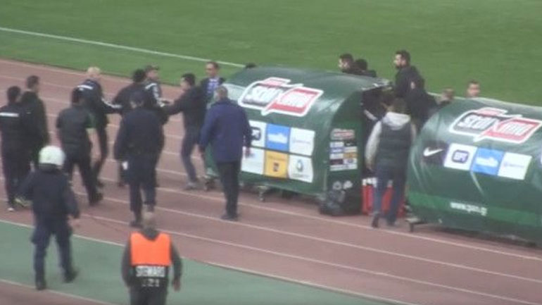 Bίντεο από το «ντου» των ανεγκέφαλων οπαδών του Παναθηναϊκού στον πάγκο του Ολυμπιακού