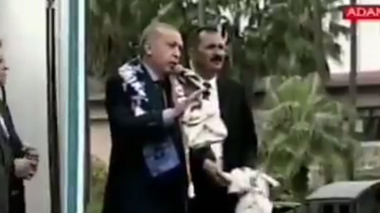 Ο Ερντογάν μοιράζει τσάι χύμα στους ψηφοφόρους του!