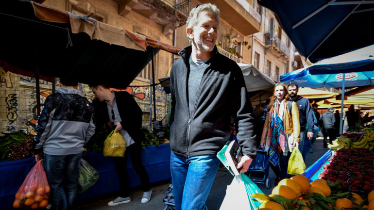 Στη Λαϊκή Αγορά της Καλλιδρομίου και στην πλατεία Εξαρχείων ο Παύλος Γερουλάνος