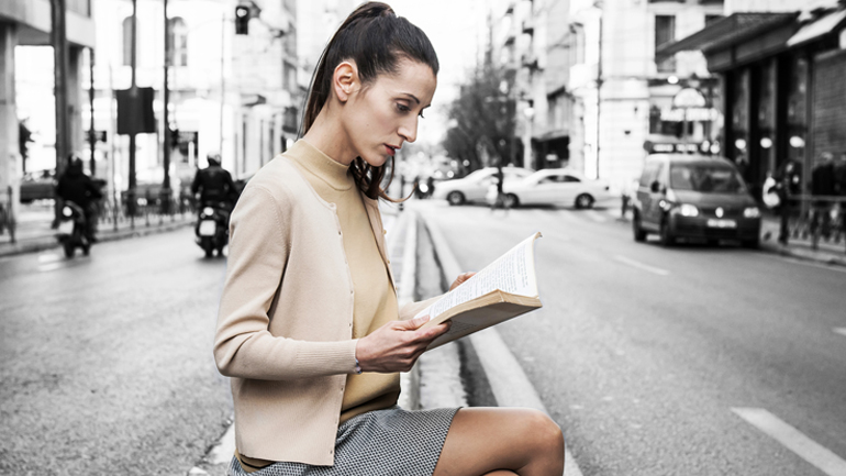 «Selfie: στο βάθος πίσω η πόλη»  στο θέατρο Rex