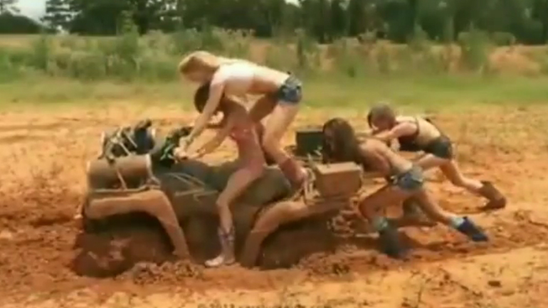 Βίντεο: Γυναίκες παλεύουν στη λάσπη