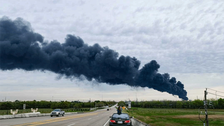 ΗΠΑ: Μαύρος καπνός κάλυψε το Χιούστον – Για τρίτη μέρα μαίνεται η πυρκαγιά σε πετροχημικό εργοστάσιο