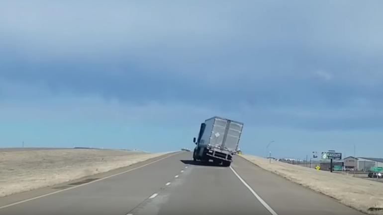 Νταλίκα ανατρέπεται στη μέση του δρόμου