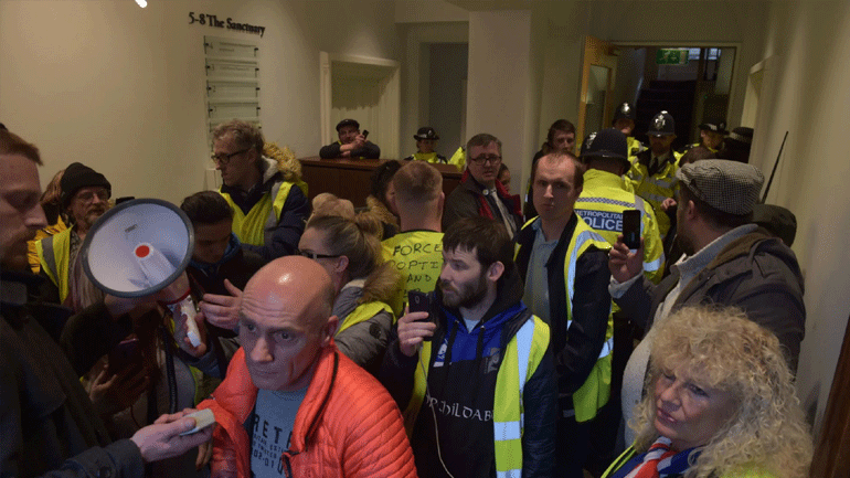Βρετανία: Διαδηλωτές με κίτρινα γιλέκα εισέβαλαν στο γραφείο του Γενικού Εισαγγελέα