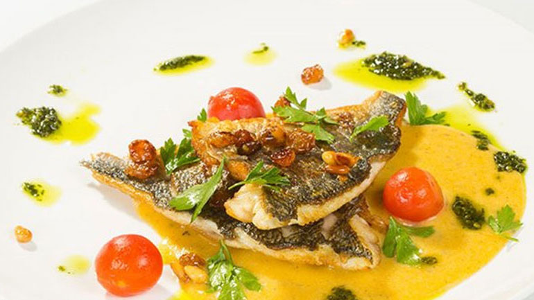 Λαβράκι φιλέτο με αρωματική σάλτσα