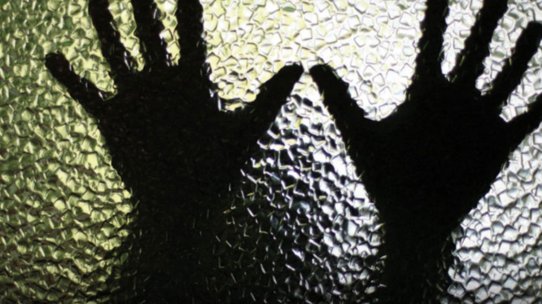 Απίστευτο περιστατικό στην Κρήτη: Κλείδωσαν το παιδί τους στην τουαλέτα και έφυγαν!