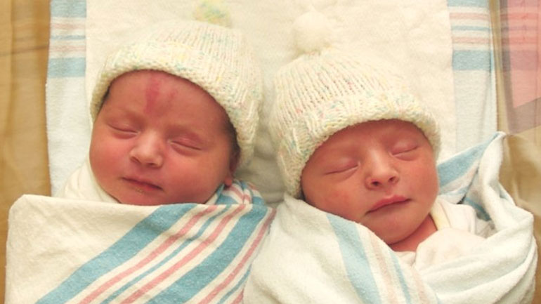 Το μέλλον ενός κοριτσιού επηρεάζεται αρνητικά εάν έχει δίδυμο αδελφό