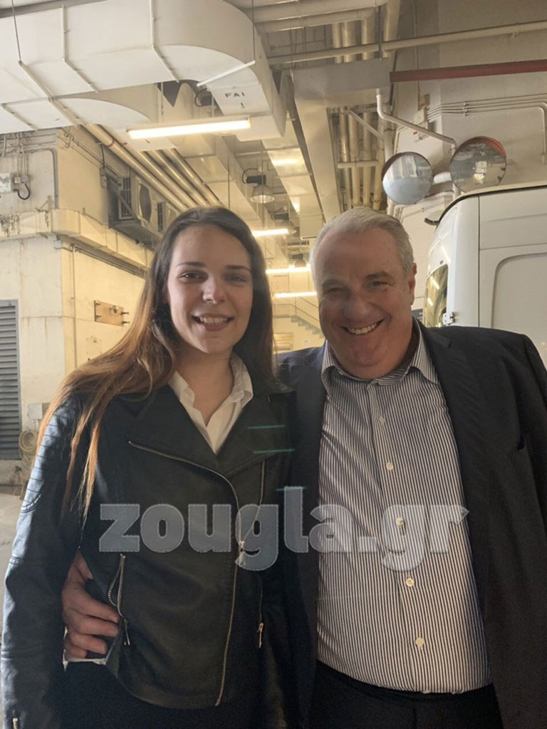   Η Ειρήνη Μελισσαροπούλου με τον δικηγόρο της Σάκη Κεχαγιόγλου λίγο μετά την αποφυλάκισή της.