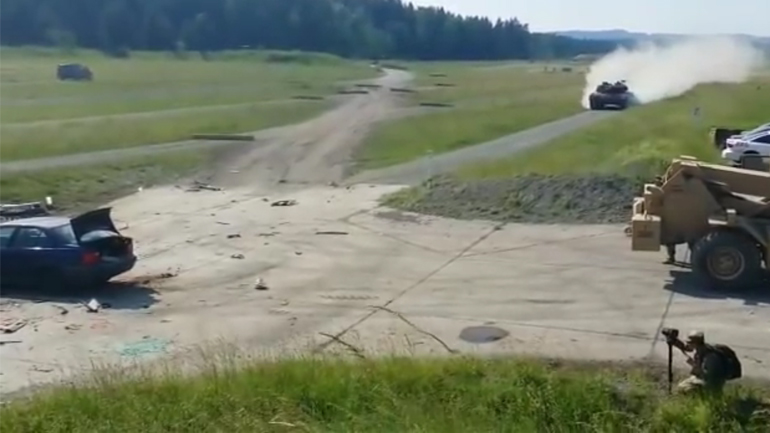 Άρμα με μεγάλη ταχύτητα εναντίον αυτοκινήτου