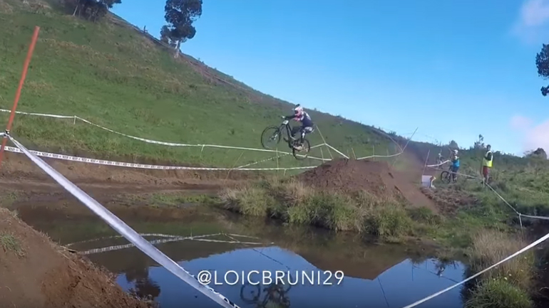 Ποδηλάτης ρίχνει εντυπωσιακή βουτιά