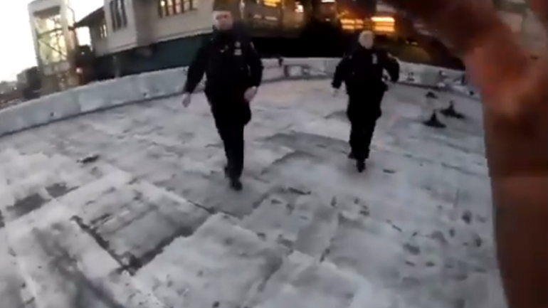 Αθλητής του παρκούρ ξεφεύγει από δύο αστυνομικούς