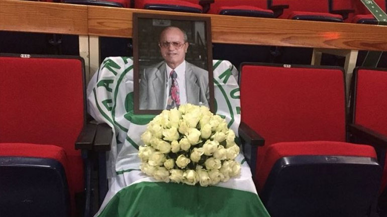 Μία φωτογραφία και λίγα λουλούδια στην άδεια θέση του Θανάση Γιαννακόπουλου στο ΟΑΚΑ