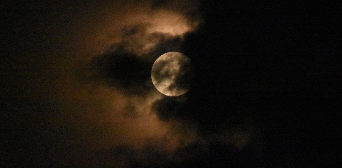 Το φεγγάρι κάνει βόλτα