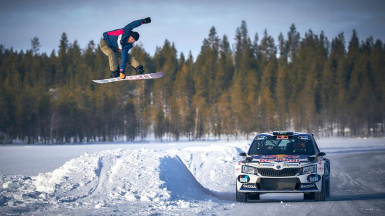 Οδηγός ράλι και αθλητής του snowboard δίνουν ρεσιτάλ στον πάγο