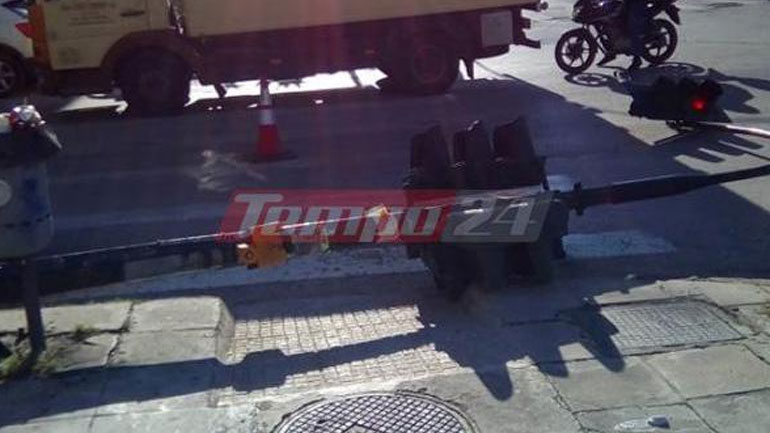 Κατέρρευσε φωτεινός σηματοδότης στην Πάτρα