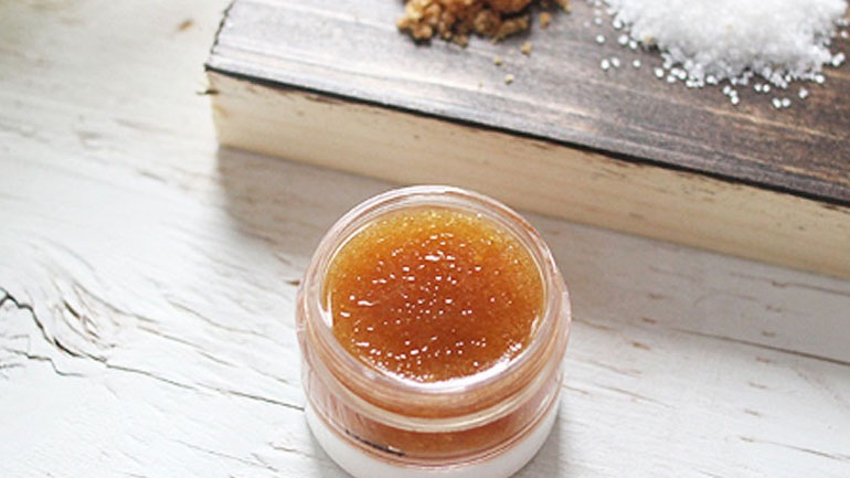 Lip scrub με κανέλα και μαύρη ζάχαρη για βελούδινα χείλη!