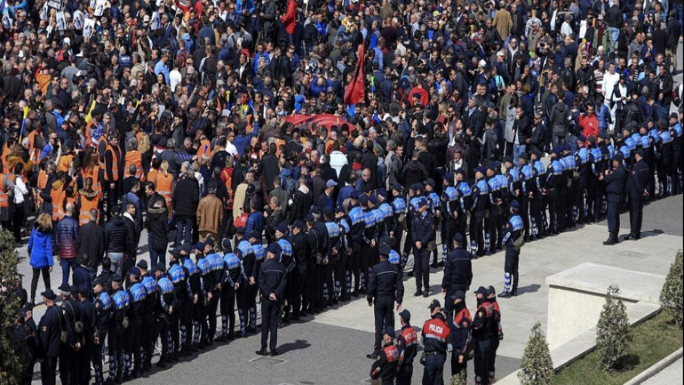 Αλβανία: Νέες συμπλοκές διαδηλωτών της αντιπολίτευσης με την Αστυνομία