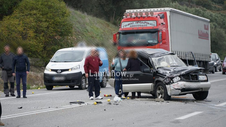 Λαμία: Σφοδρή σύγκρουση στην είσοδο της πόλης – Απεγκλωβίστηκαν τέσσερα άτομα