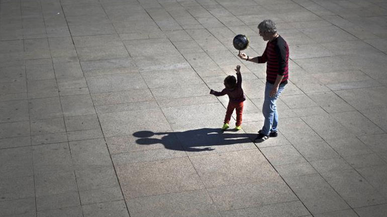 Συνήγορος του Πολίτη: Άδεια υιοθεσίας και σε πατέρες δημοσίους υπαλλήλους