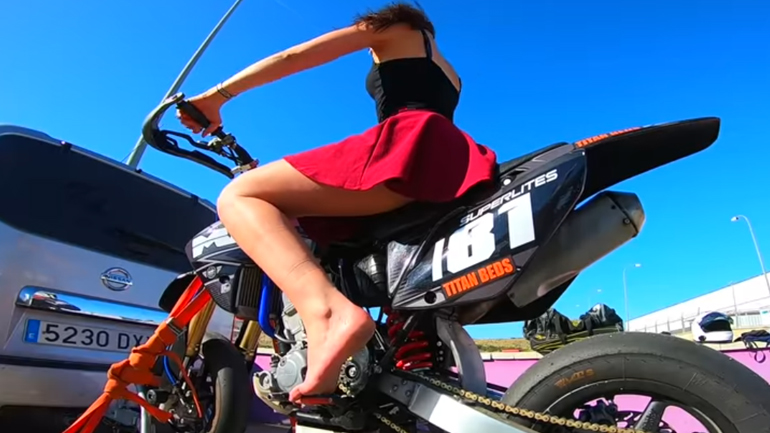 Με ένα μικρό supermoto στη Μάλαγα