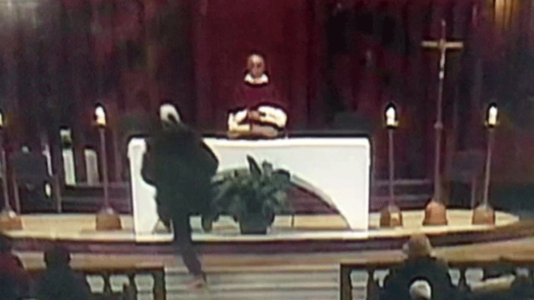 Καναδάς: Άνδρας επιτέθηκε με μαχαίρι σε ιερέα – Συνελήφθη ο δράστης