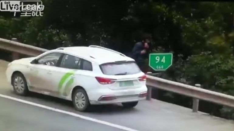 Εξαφανίστηκε το όχημα από μπροστά του! Εξαφανίστηκε το όχημα από μπροστά του!