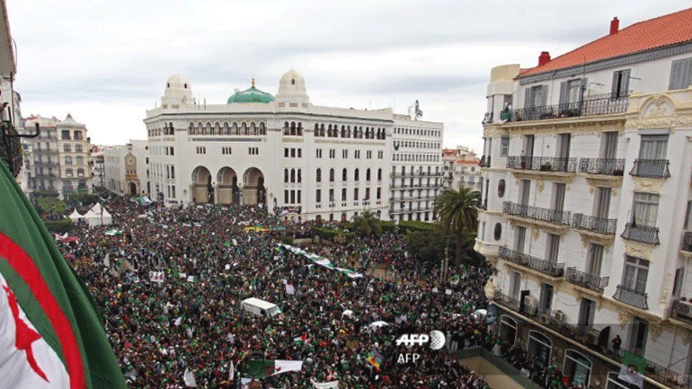 Αλγερία: Δεκάδες χιλιάδες άνθρωποι διαδηλώνουν κατά του προέδρου Μπουτεφλίκα