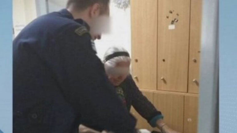 Το κατάφεραν και αυτό: Συνέλαβαν 90χρονη γιατί πωλούσε παντόφλες στη λαϊκή! Το κατάφεραν και αυτό: Συνέλαβαν 90χρονη γιατί πωλούσε παντόφλες στη λαϊκή!